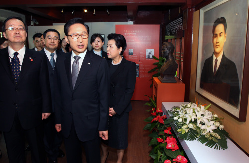 President Lee Myung-bak visits the memorial hall of independence fighter Yoon Bong-gil in Shanghai yesterday. Yoon assassinated Japanese army commanders in Shanghai in 1932 and was executed in Japan. Yonhap News