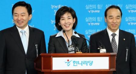 Rep. Na Kyung-won (center) smiles with her rival contenders. (Yonhap Photo)