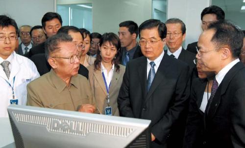 China’s President Hu Jintao (center, front) and North Korean leader Kim Jong-il (second from left, front) visit Beijing Boao Biotech Co. Ltd. in Beijing on Thursday in this picture released by Xinhua News Agency on Friday. (AP-Yonhap News)