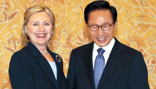 President Lee Myung-bak greets U.S. Secretary of State Hillary Clinton at Cheong Wa Dae on Wednesday. Chung Hee-cho/The Korea Herald