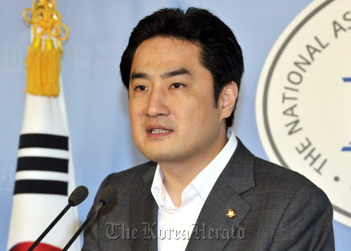 Rep. Kang Yong-seok of the Grand National Party holds a news conference Tuesday. Yang Dong-chul/ The Korea Herald