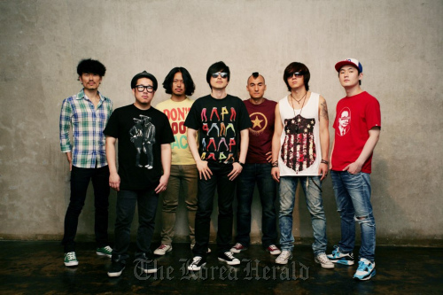 Korean rock band YB and electronica trio Risque Rhythm Machine have collaborated on a new record.                                                                                                                  DFSB Kollective