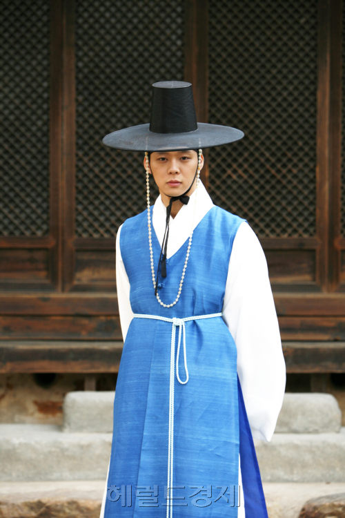 Micky Yoochun praise quot; hop with the hanbok nhatquot;