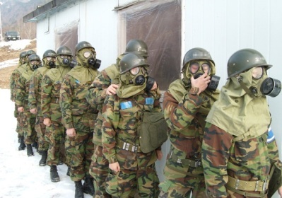 Soldiers receive CBR training.