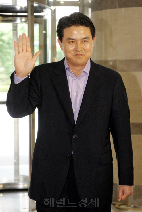 Prime Minister-designate Kim Tae-ho enters an office building in Seoul on Sunday. Ahn Hoon/The Korea Herald