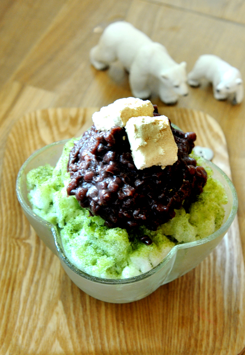 Bari e Malgm’s green tea bingsu plays off a base of powder-soft shaved ice, regular and condensed milk and fresh domestic red bean paste. The addition of matcha powder gives it a clean, fresh taste. Park Hyun-koo/The Korea Herald