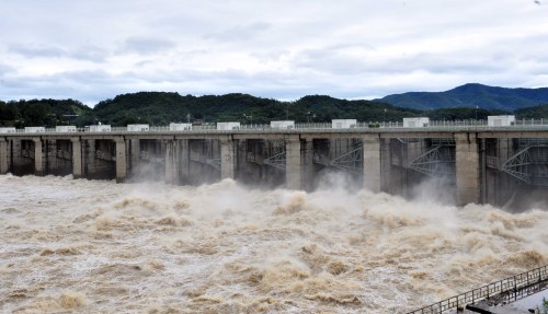 The Paldang Dam in the upper region of the Han River opens up its flood gates to ischarge waters Sunday. (Kim Myung-sub/The Korea Herald)