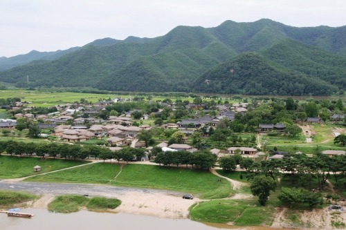 A view of the Hahoe Village from Buyongdae Cliff across the Nakdong river