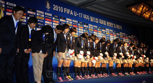 Korea’s U17 World Cup soccer team takes part in a ceremony at the Westin Chosun Hotel in Seoul on Wednesday. (Park Hae-mook/The Korea Herald)