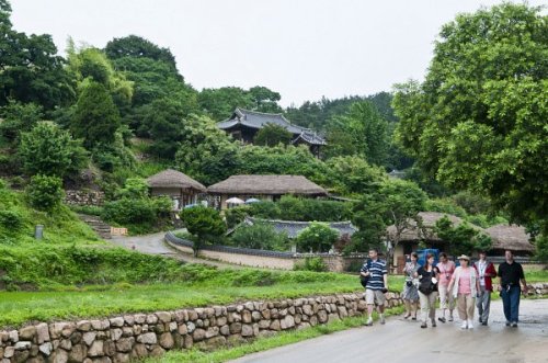 Foreign tourists stroll around Yangdong Village.