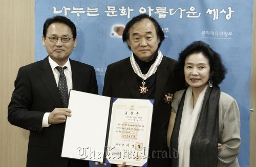 Pianist Paik Kun-woo (center) poses with Culture Minister Yu In-chon (left) and Paik’s actress wife, Yoon Jung-hee, after receiving the Order of Cultural Merit on Monday. (Courtesy of Credia)