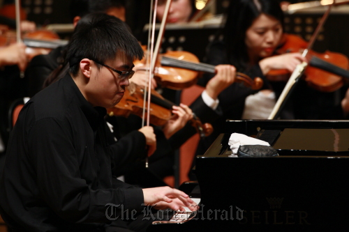 China’s Yunjie Chen performs Rachmanoff’s “Concerto No. 3” during the finals at the Isang Yun Competition 2010, Sunday in Tongyeong, South Gyeongsang Province. (TIMF)