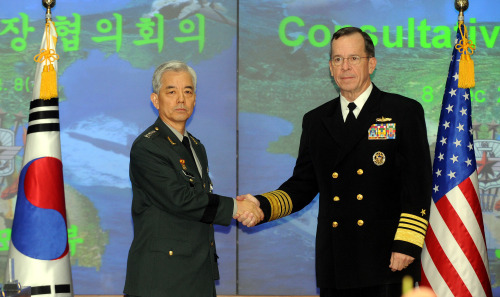 Gen. Han Min-koo of the Republic of Korea's Joint Chiefs of Staff and his counterpart Amd. Mike Mullen of the U.S. poses in the bilateral meeting Wednesday, Nov. 8. 2010. (Yonhap News)