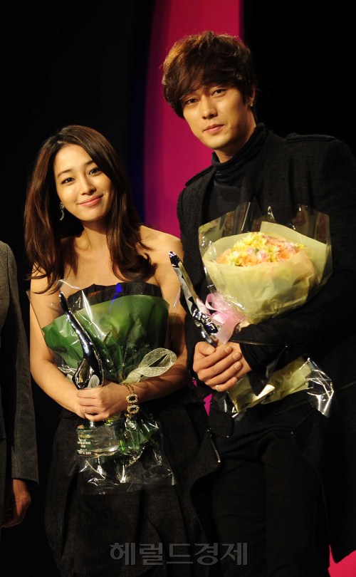 Actress Lee Min-jeong and actor So-Ji-sub pose after being honored as this year’s best dressers at 2010 Korea Lifestyle Awards in Seoul on Monday. (Park Hae-mook/The Korea Herald)