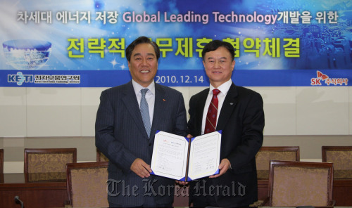 SK TIC president Park Sang-hoon (left) and KETI president Choi Pyeong-rak after signing a memorendum of understanding in Seongnam, Gyeonggi Province, Tuesday. (SK Group)