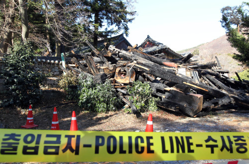 A night fire burnt down one of the gate at Beomeo Temple in Busan. (Yonhap News)