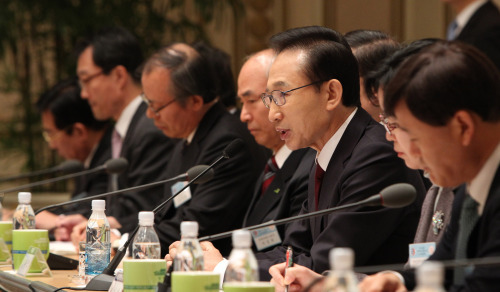 President Lee Myung-bak speaks after receiving a policy briefing from the Foreign Ministry at Cheong Wa Dae. (Chung Hee-cho/The Korea Herald)