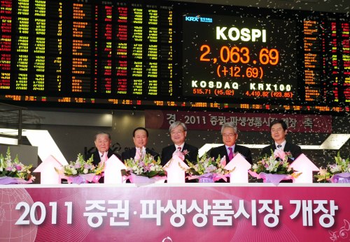 Industry and government officials including Financial Services Commission Chairman Kim Seok-dong (center) and Korea Exchange CEOKim Bong-soo (second from left) open the stock market for 2011 at the Korea Exchange on Monday. Seoul stocks rose 0.93 percent to a record high 2,070.08 points on the first trading day of 2011. (Park Hae-mook/The Korea Herald)