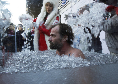 Wim Hof of the Netherlands immerses in ice water during a performance to arouse public awareness of global warming in Hong Kong Dec. 29. (AP-Yonhap News)