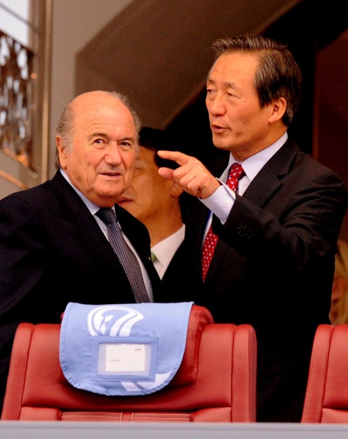 Chung Mong-joon (right) with FIFA president Sepp Blatter. (Yonhap News)