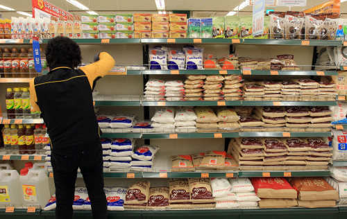A clerk arranges sugar and other goods at a Seoul supermarket on Tuesday. (Yonhap News)
