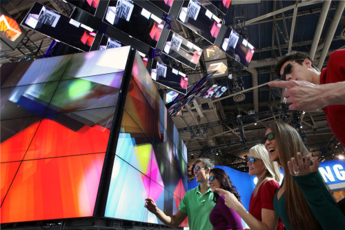 Samsung Electronics staff members introduce its new smart TV and other products at the venue of the Consumer Electronics Show in Las Vegas before its opening Thursday. (Samsung Electronics)