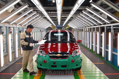 A worker makes a final check of a GM Daewoo Auto & Technology Co. vehicle at the company’s Incheon plant. (Bloomberg)