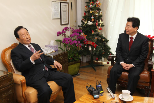 Former President Kim Young-sam (left) meets ruling party leader Ahn Sang-soo at his home in Seoul on Wednesday. (Yonhap News)