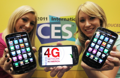 Samsung Electronics unveils its 4G LTE smartphone at CES on Friday. (Yonhap News)