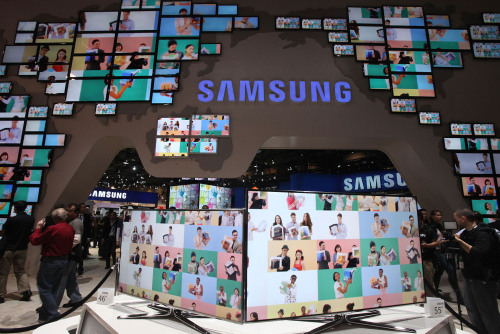 The right photo shows Samsung Electronics’ promotional booth. (Yonhap News)
