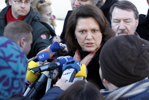 Germany's Agriculture Minister Ilse Aigner talks to journalists. Germany halted sales of poultry, pork and eggs from more than 4,700 farms Friday after animal feed was found to be contaminated with cancer-causing chemicals. (AP-Yonhap News)