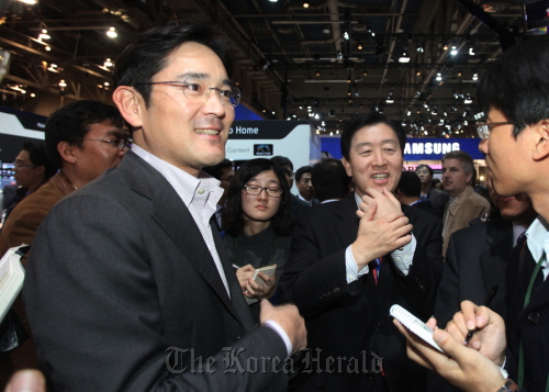 Samsung Electronics president Lee Jae-yong (left) with CEO and vice chairman Choi Gee-sung (center) at the Consumer Electronics Show in Las Vegas on Friday. Samsung Electronics