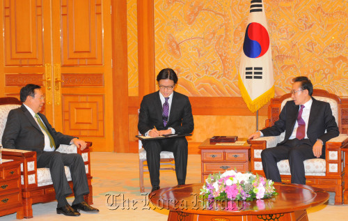President Lee Myung-bak talks with Philippine Foreign Minister Alberto G. Romulo at Cheong Wa Dae on Monday.  (Chung Hee-cho/The Korea Herald)