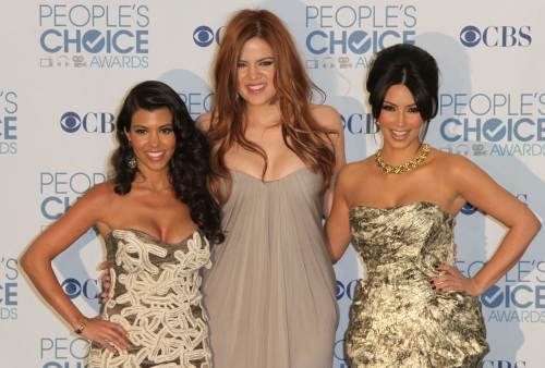 Kourtney Kardashian (L), Khloe Kardashian (C) and Kim Kardashian (R) pose at the People's Choice Awards in Los Angeles, California on January 5, 2011. (AFP-Yonhap)