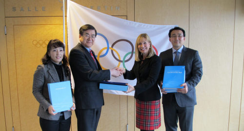 Cho Yang-ho (second from left), CEO of PyeongChang’s 2018 bid committee, delivers its candidature file to the IOC’s Jacqueline Barrett (second from right) on Monday at the IOC headquarters in Lausanne. (PyeongChang 2018 Winter Games Bid Committee)