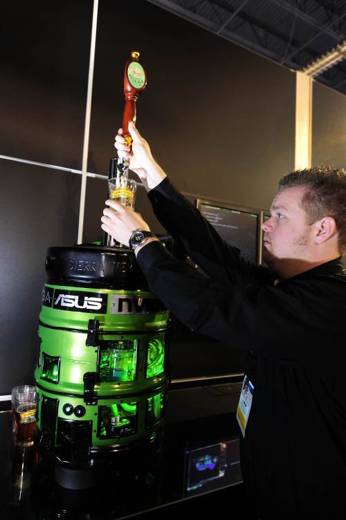 Kris Rey pours beer from a custom-made computer/beer dispenser at the Nvidia booth at the 2011 International Consumer Electronics Show on Sunday in Las Vegas, Nevada. (AFP-Yonhap News)