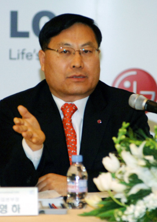 Lee Young-ha, LG Electronics president of home appliances, addresses a news conference Tuesday. (Yonhap News)