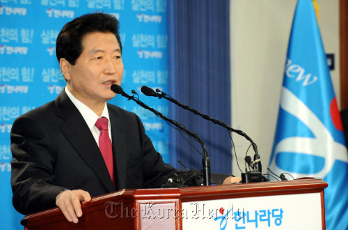 Grand National Party leader Ahn Sang-soo holds a New Year news conference Tuesday. (Yang Dong-chul/The Korea Herald)