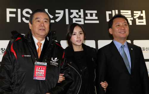 Actress Min Hyo-rin (center) poses with Korea Ski Association president Byeon Tak (left) and Gangwon Province Gov. Lee Kwang-jae in PyeongChang on Wednesday. (Yonhap News)