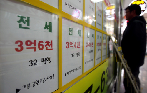 Apartment rental prices on display at a real estate broker’s office in southern Seoul on Thursday.  (Yonhap News)