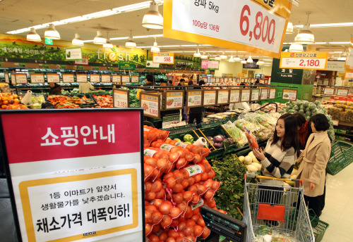 Customers shop for agricultural produce at a Seoul discount store on Thursday. (Yonhap News)