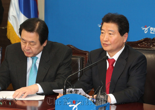 Grand National Party Chairman Ahn Sang-soo (right) denounces the opposition party’s free school meal plan during the party’s Supreme Council meeting in Seoul, Thursday.
