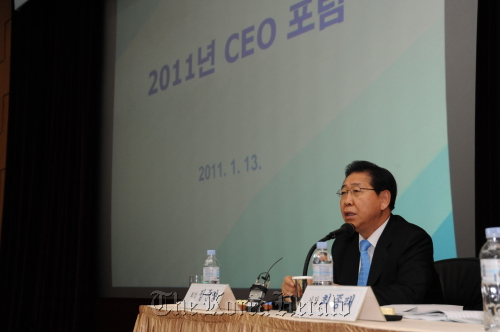 POSCO CEO Chung Joon-yang speaks at an investor relations session in Seoul on Thursday. (POSCO)