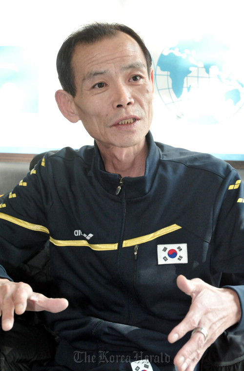National swimming coach Roh Min-sang (Chung Hee-cho / The Korea Herald)