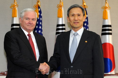 Defense Minister Kim Kwan-jin (right) shakes hands with U.S. Defense Secretary Robert Gates ahead of their talks in Seoul on Friday.  (Joint Press Corps)