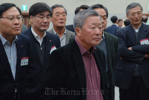 LG Group chairman Koo Bon-moo and other executives attend the group’s Global CEO Conference on Thursday. (LG Group)