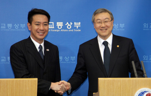 Foreign Minister Kim Sung-hwan (right) shakes hands with his Japanese counterpart Seiji Maehara before holding a joint news conference in Seoul on Saturday. (Yonhap News)