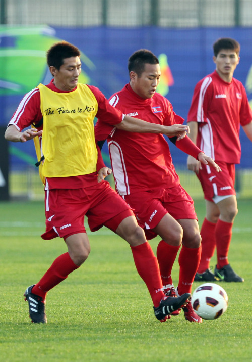 North Korea's national soccer player Jong Tae-se (middle) plays with his teammates during a training session for the Asian Cup soccer tournament in Doha. (Yonhap News)