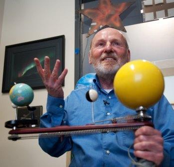 Astronomer Parke Kunkle talks with a reporter about the changing astrological signs in his office in Minneapolis. Kunkle told a newspaper interviewer that the Earth's wobbly orbit means it's no longer aligned to the stars in the same way as when the signs of the zodiac were first conceived. (AP-Yonhap News)