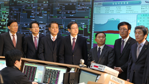 Prime Minister Kim Hwang-sik (fourth from left) and other officials inspect the Korea Power Exchange in southern Seoul to look into power shortages on Monday. (Yonhap News)